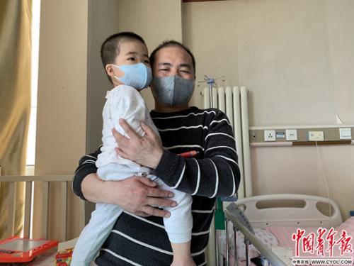 蒋军省及其儿子 程盟超/摄 图片来源:中国青年报