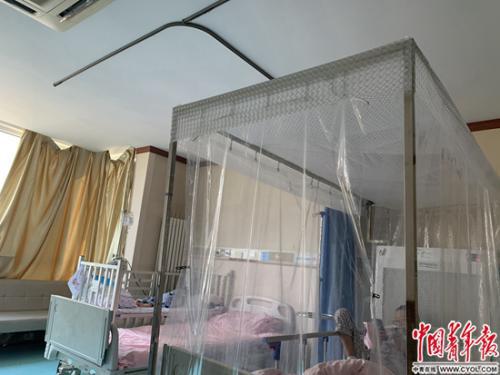 正在医院病房午休的小患者 程盟超/摄 图片来源:中国青年报