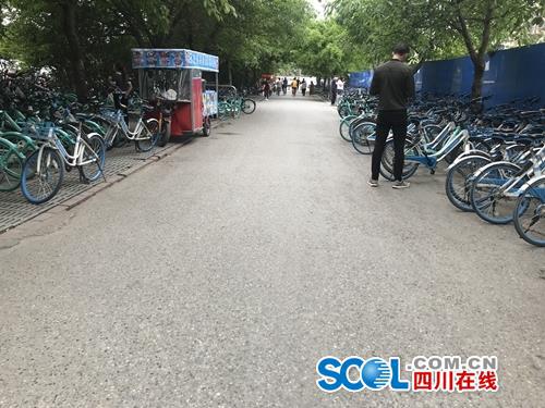 网友投诉:周边道路不完善,暴雨季节两双鞋
