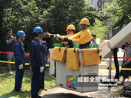 检修人员在进行带电作业