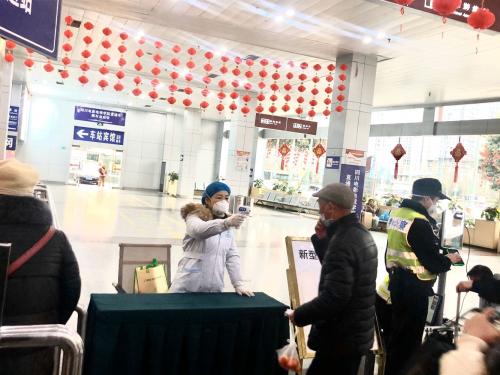茶店子客運站,社區醫生宋雪萍在給旅客測體溫