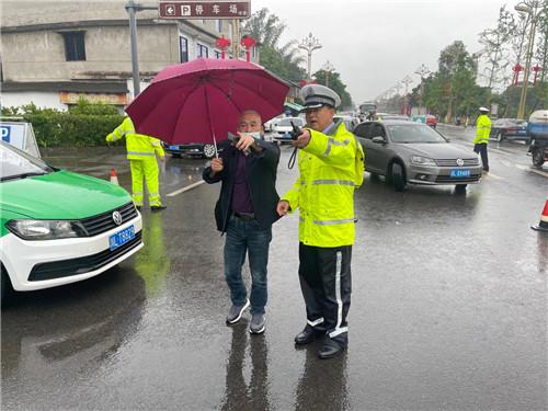 　交警正在执勤。四川省公安厅交警总队供图