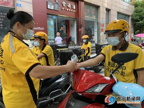 外卖配送员正在测量体温