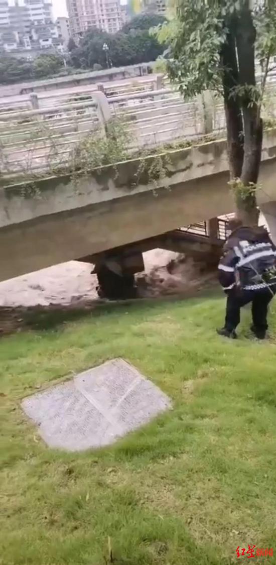 ↑男子從橋下被卷走。
