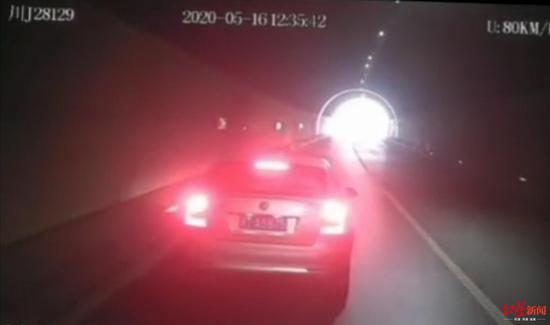 大客車內(nèi)行車記錄儀拍下的畫(huà)面