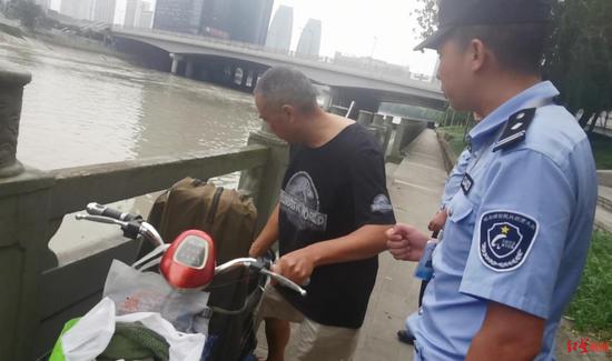 執(zhí)法人員上前教育和勸導