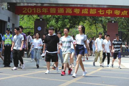 七中林荫校区考生走出考场