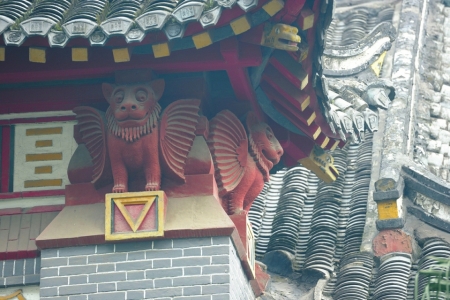 天上天下，唯我独尊。狮子作吼，群兽慑伏。吻兽中的狮子本是兽中之王，是威武的象征，但在此处却是脊背各有一对飞翼，略带萌状。