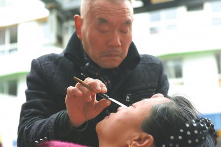 “熊三师”街头操刀“刀锋洗眼”。