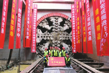 4月13日,成都地铁9号线华兴站-簇桥站区间、武青南路站-簇桥站区间4台盾构机相继出洞,实现双区间双线贯通。