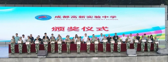 学校领导正在颁发“优秀学员”奖状