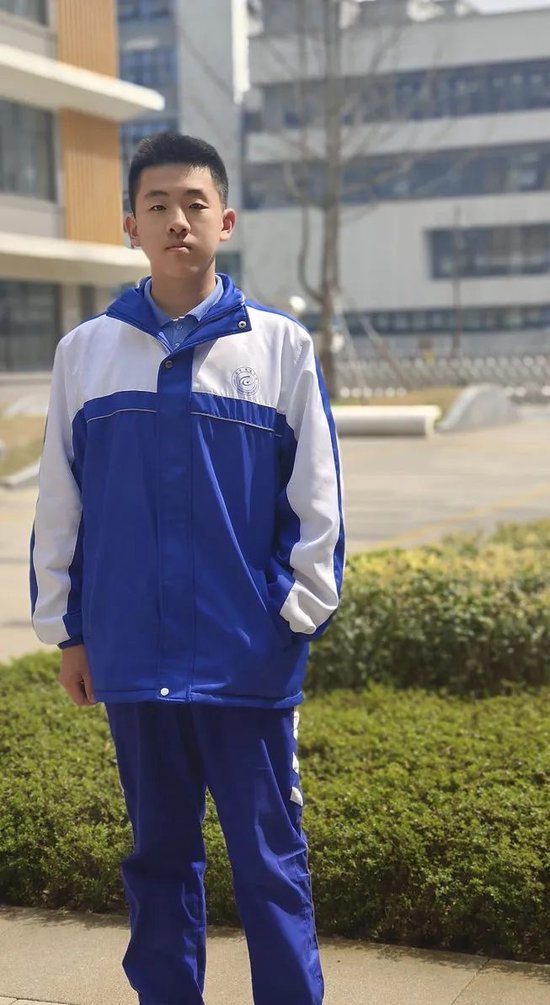 贺志恩(高一6班) 初中毕业于成都树德实验东马棚校区