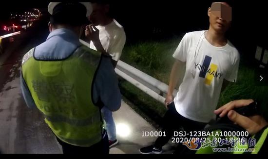 男子在乐自高速步行被民警拦下