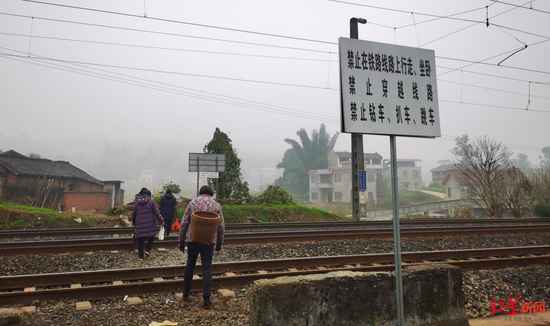 ↑村民們橫穿鐵路