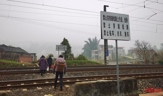 ↑村民们横穿铁路