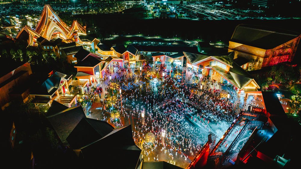 2025年8月，资阳方特国色春秋开园期间的画面。（资阳市委宣传部供图）