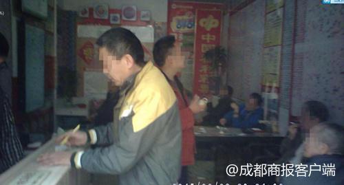 ▲彩民付钱买彩票,投注站售票员却在手机非法网络售票平台上下注