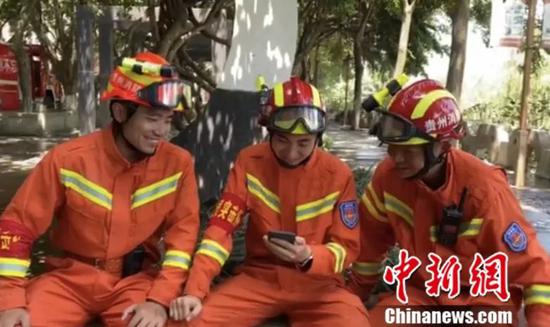 图为清淤休息间隙,余路遥叫来队员一起翻译“家书”。谢金彬 摄