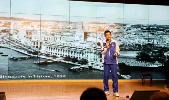 对外交流中心学生唐锦周、罗曼文、蒋一漫汇报新加坡交流项目