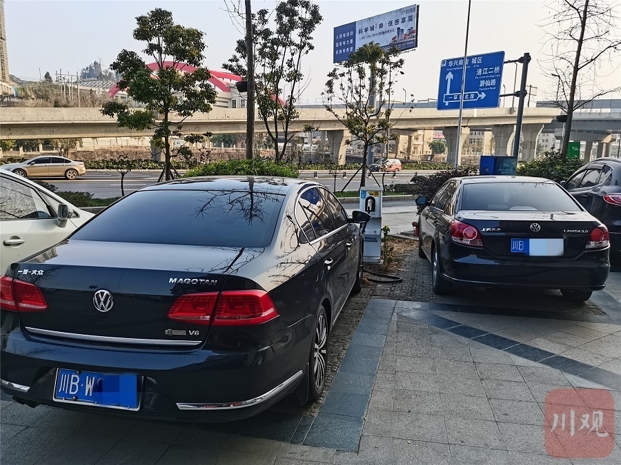 綿陽市一路邊的充電站,大量燃油車占用著充電停車位