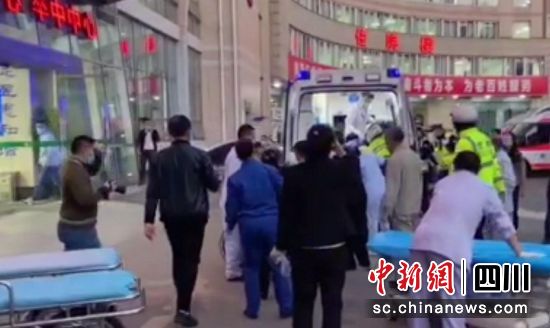 车祸伤者送到医院现场。视频截图
