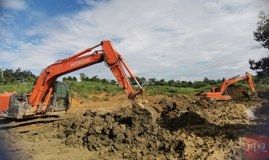 挖掘机正在从地里挖出污泥