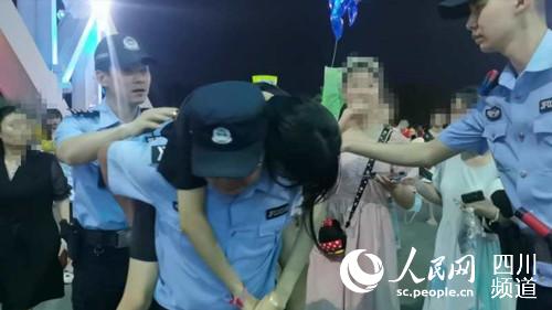 辅警背负晕倒女子前往就医。自贡公安局自流井分局供图