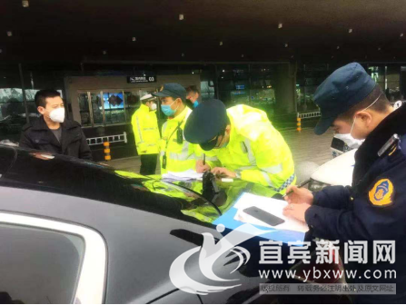 運管人員現場處理非法從事道路運輸經營行為。(運管局供圖)