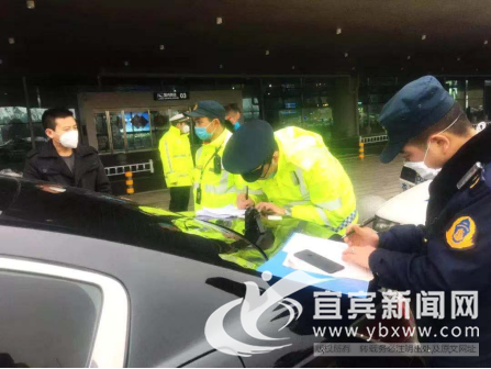 运管人员现场处理非法从事道路运输经营行为。（运管局供图）