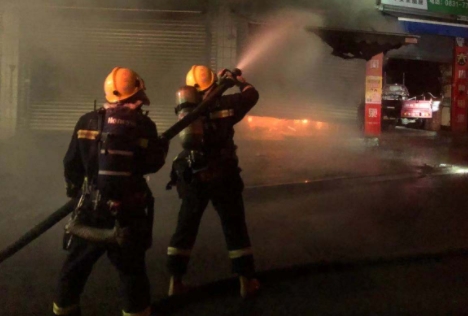宜賓消防在出租住房救援現(xiàn)場(宜賓消防支隊(duì)供圖)