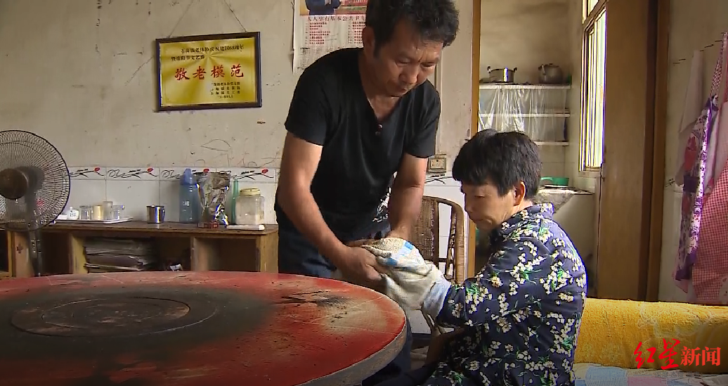 ↑袁怀强为妹妹擦拭身体。