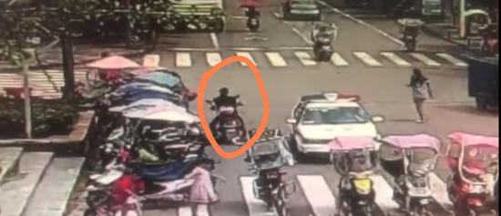 小偷骑着车就走了,全然不顾旁边的警车 视频截图