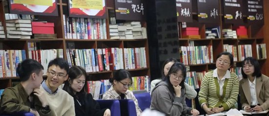 ▲新教师提出疑惑,聆听前辈们的教诲