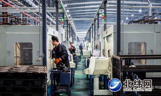 我市某機械裝備制造企業生產車間內,工人正趕制訂單