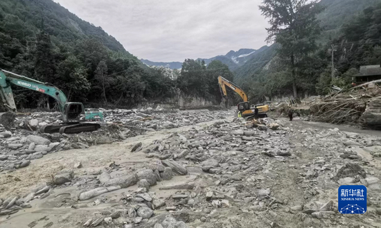 　7月18日，部分救援人员正在北川县疏通受阻河道。（受访者供图）