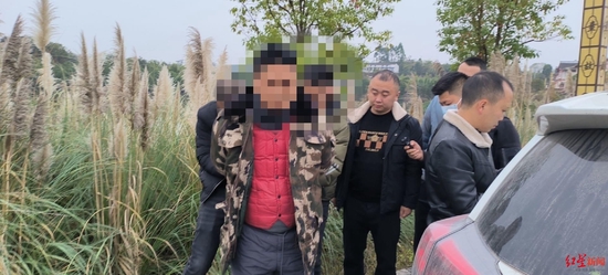 ↑嫌疑人被抓獲。榮縣警方供圖