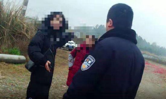 民警依法传唤徐某接收调查(彭山警方 供图)
