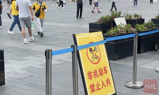 成都市非机动车管理条例实施在即 记者直击交警路面宣传劝导