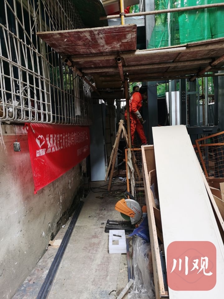 成都玉林片区一老旧小区正在加装电梯,新建的电梯井距离住户窗户仅一米多
