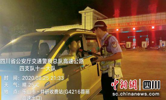 高速交警正在對駕駛員進行酒精檢測。高速交警提供
