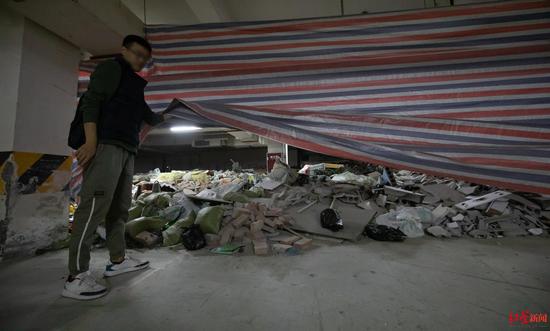 ▲從小區93棟 95棟負二樓出電梯就能看到建筑垃圾
