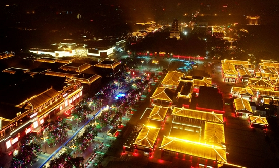 无人机拍摄西安大唐不夜城夜景。新华社记者 刘潇摄