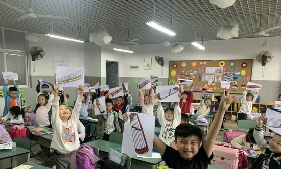 成都市鹽道街小學(xué)的課后服務(wù)拓展課程《音樂樂園》等,滿足孩子個(gè)性化需求。 顏道軒 攝