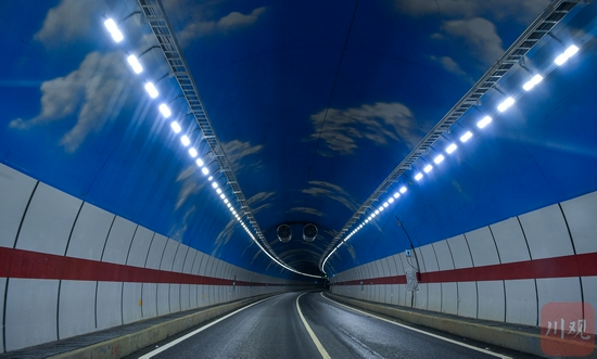 鎮(zhèn)廣高速的隧道。