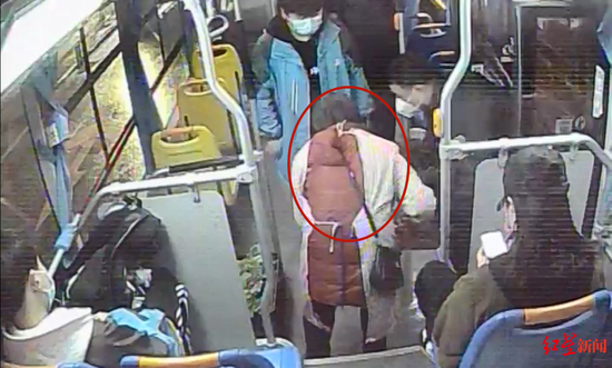 ▲金婆婆（红圈内）在公交车上。视频截图