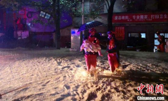 洪水中消防救援人員抱著孩子轉移。越西消防提供