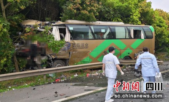 G42沪蓉高速南充路段事故现场。（资料图）卢霞摄