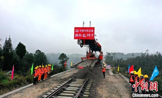 最后一组轨排铺设现场。　杨树良 摄