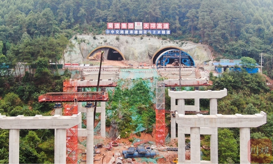 梨花山2号隧道是四川高速公路中首条三车道全断面路基同宽隧道。