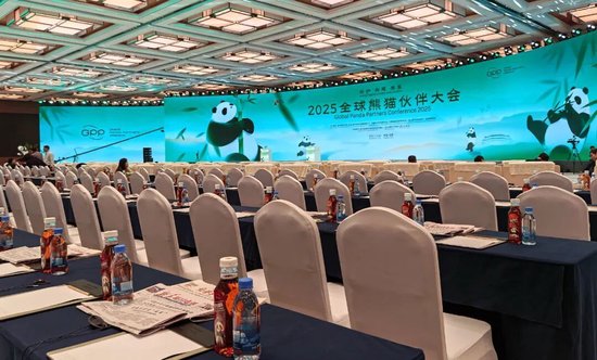 “熊猫泉”亮相2025全球熊猫伙伴大会，雅安宝兴“生态水”赋能乡